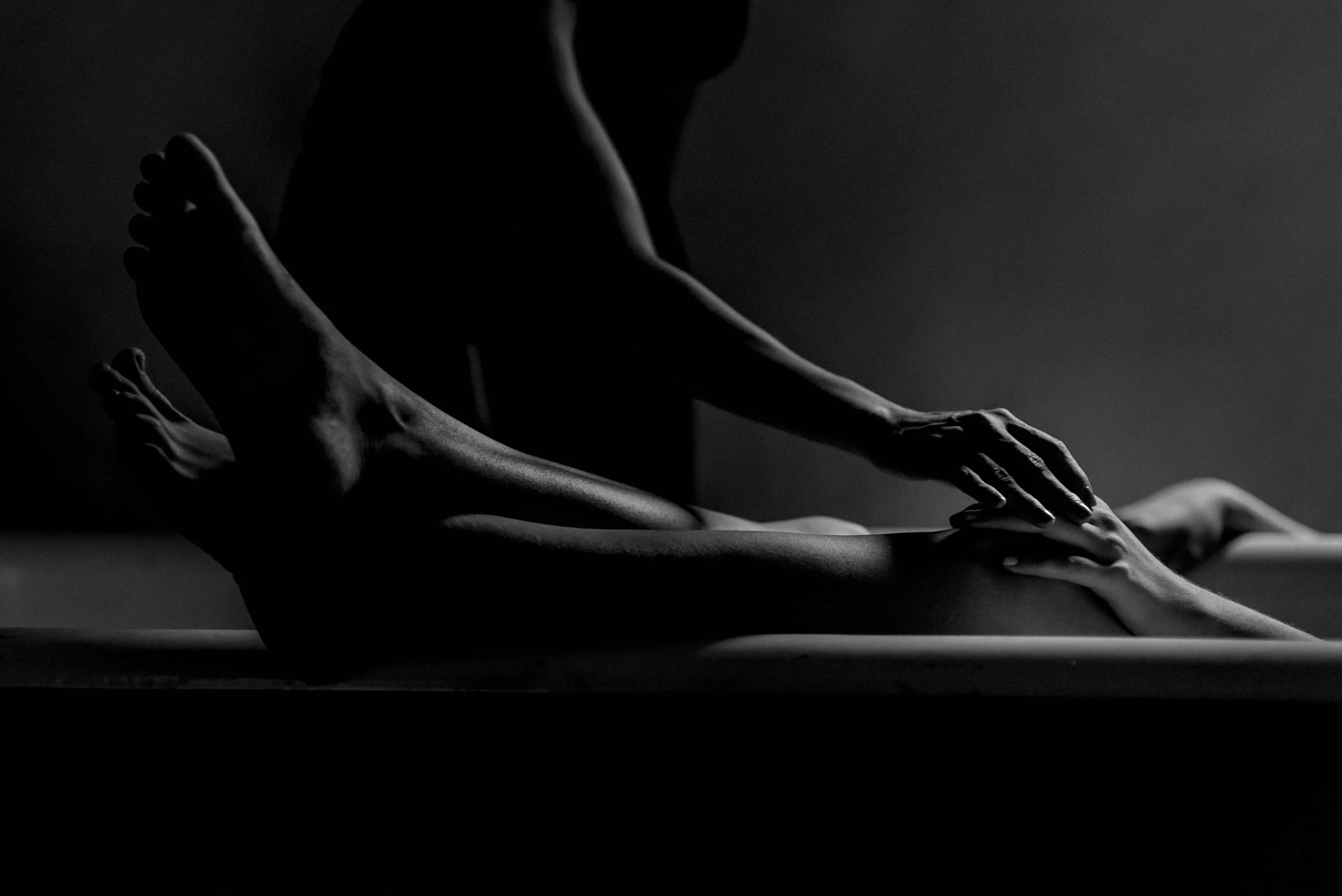 Piernas y manos en claroscuro sobre fondo negro — abstracción corporal, Manifiestos del Alma